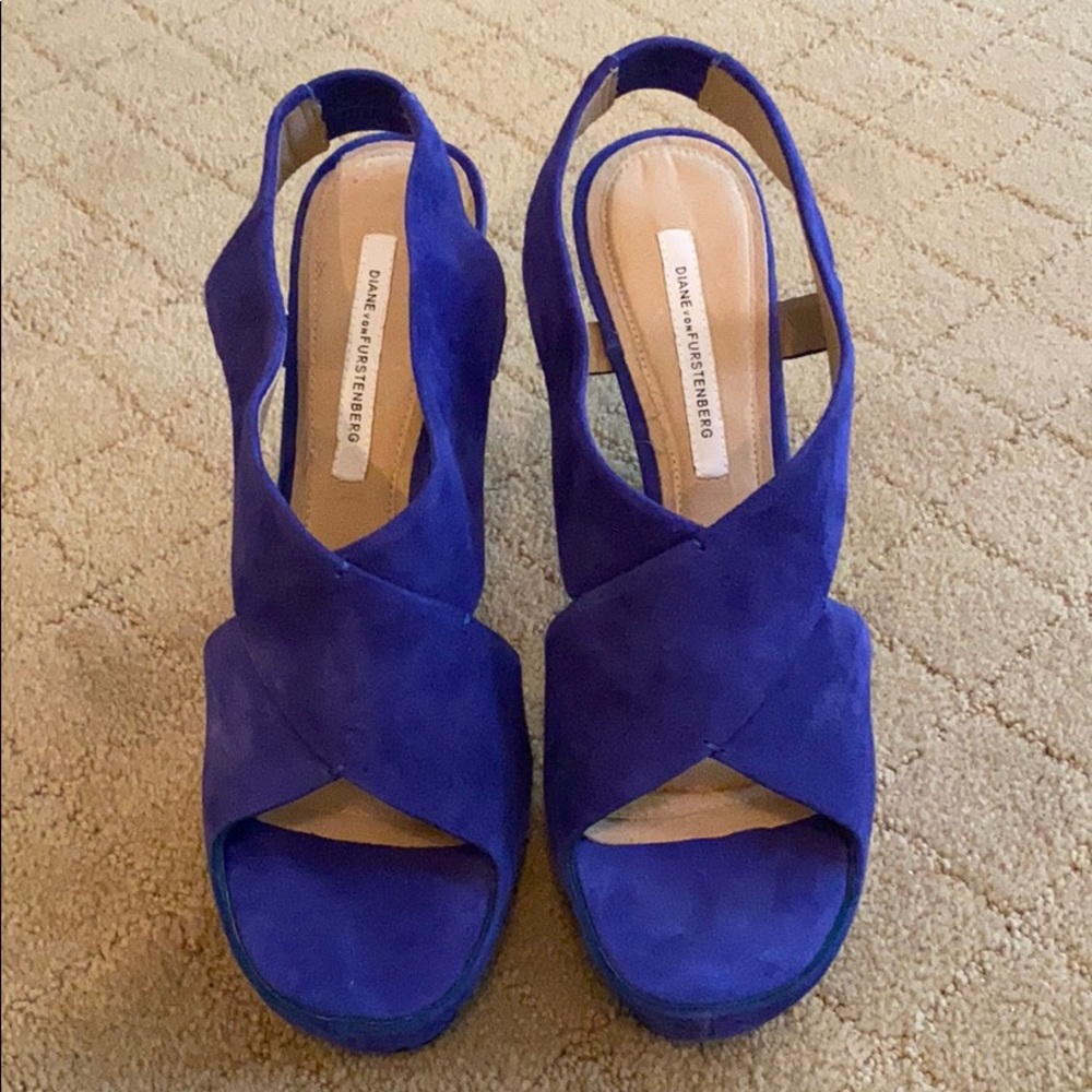 Sz 9 Stunning royal blue DV suede heels